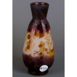 Jugendstil-Vase. Nancy, Émile Gallé um 1900. Farbloses Glas, farbig überfangen, mit Trauben und