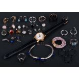 Konvolut Schmuck, u.a. Armreif, Armbanduhr, Marke „Festina“, Ohrringe und -stecker und Ringe. Teilw.