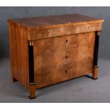 Biedermeier-Kommode. Deutsch 19. Jh. Nussbaum furniert, teilw. massiv und ebonisiert, mit