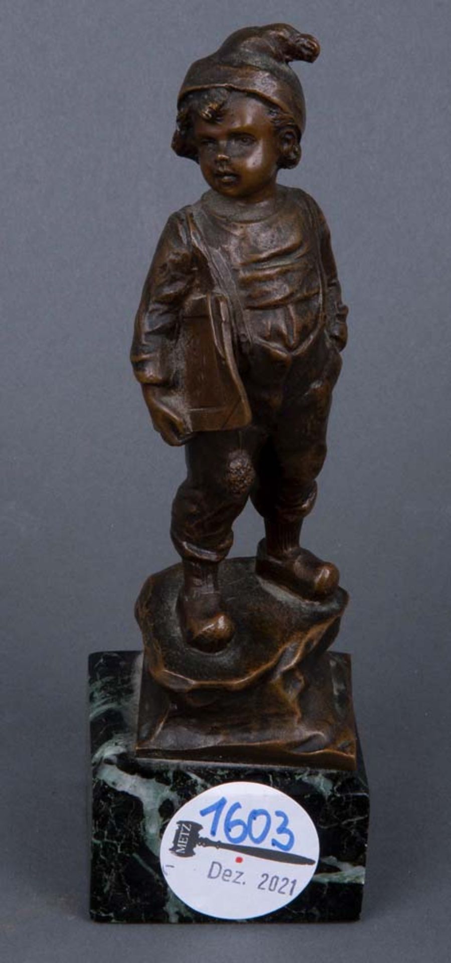 Karl P. Kowalczewski (1876-1927). Holländischer Knabe, mit einer Schreibtafel unter dem Arm. Bronze,