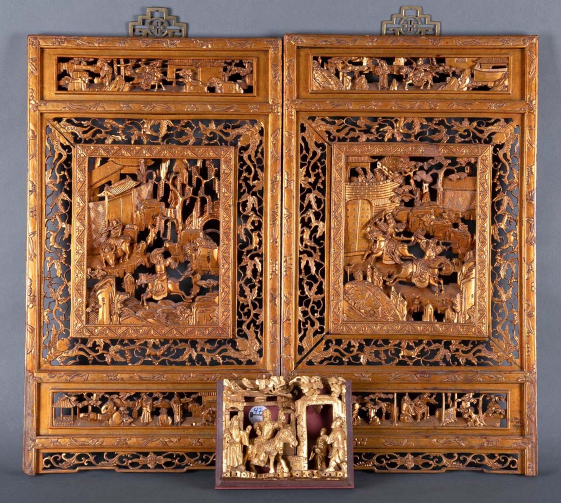 Drei asiatische Paneele. Massivholz, geschnitzt und gold gefasst, 16 x 20 bis 66,5 x 38 cm.