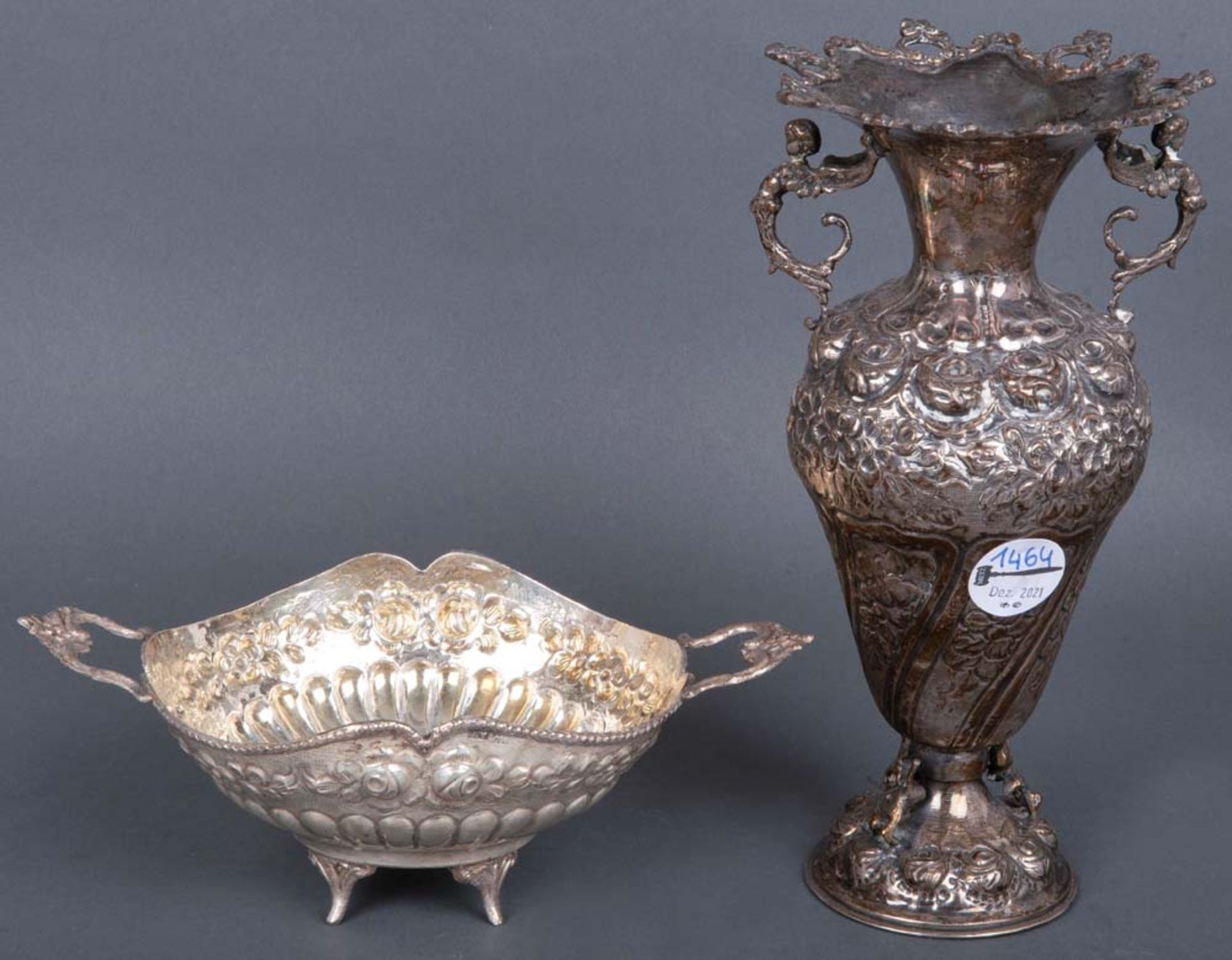 Henkelschale und Vase mit Puttengriffen. Silber, ca. 790 g, reliefiert mit Floraldekor, H=9,5 cm,