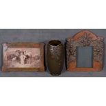 Zwei Jugendstil-Bilderrahmen und eine -Vase. Deutsch um 1900. Massivholz / Messing, 29 x 23 / 23 x