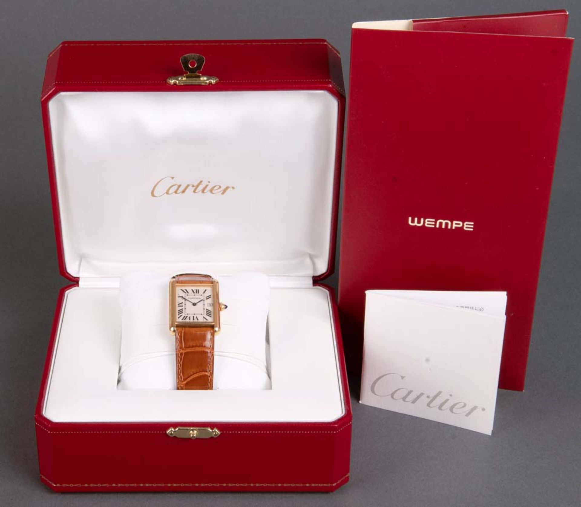Armbanduhr, Marke „Cartier“, Nr. „100303LX“ und „2441“. 18 ct Gelbgoldgehäuse, mit Lederarmband.