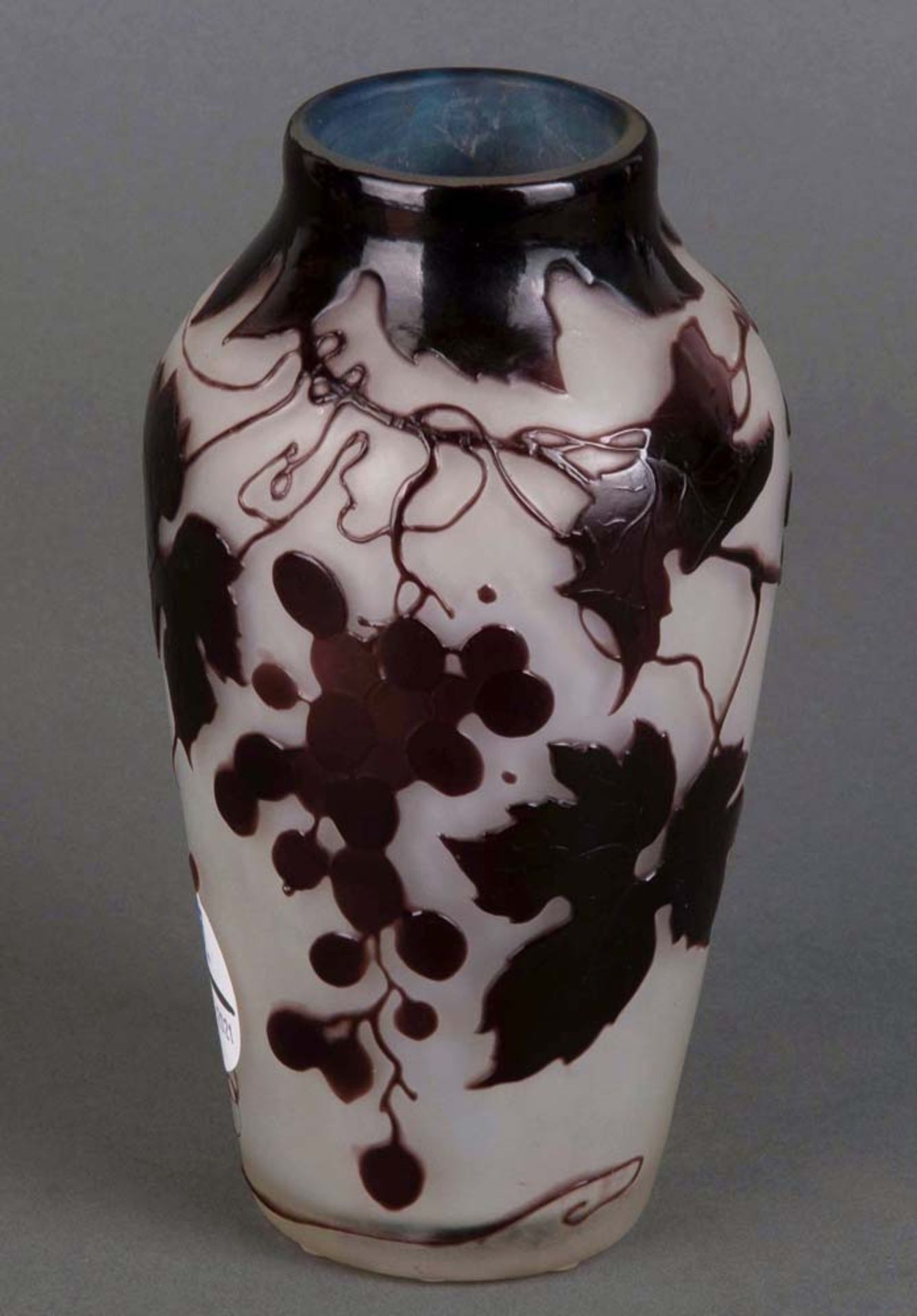 Jugendstil-Vase. Nancy, Émile Gallé um 1900. Farbloses Glas, farbig überfangen, floral