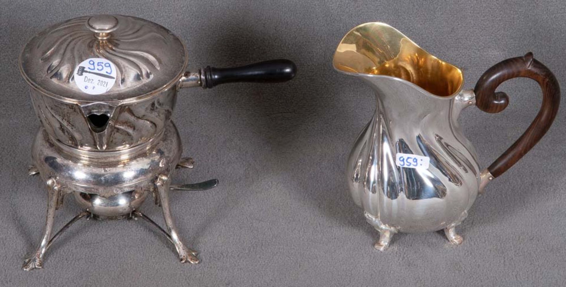 Eine Kanne und eine Saucière mit Rechaud. Silber, ca. 1.060 g, H=16,5 / 18,5 cm.
