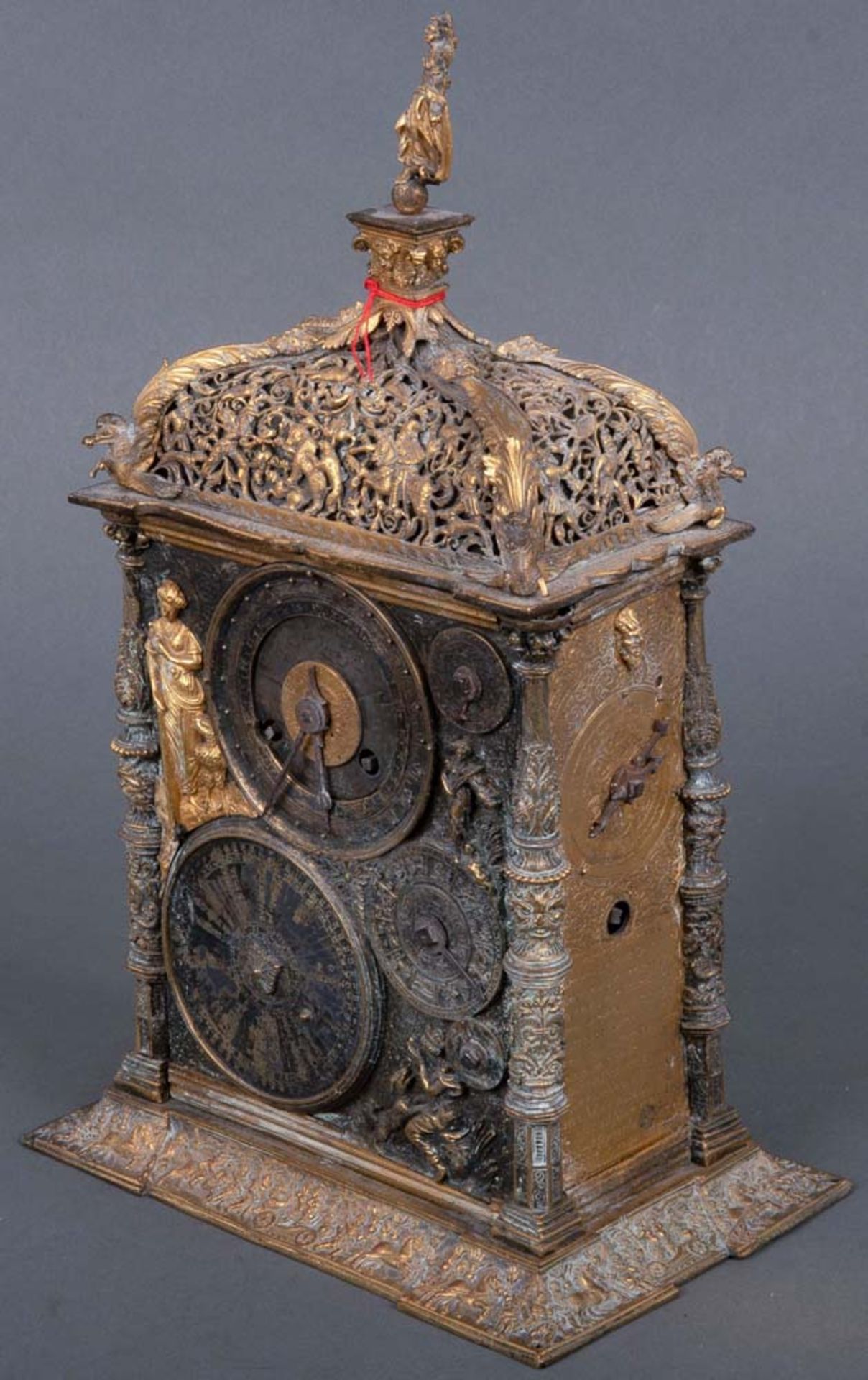 Astronomische Tischuhr. Augsburg. Bronze / Eisen, teilw. vergoldet, durchbrochen, ziseliert und
