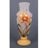 Jugendstil-Vase. Nancy, Daum Frères um 1900. Farbloses Glas, mehrfach farbig überfangen, mit