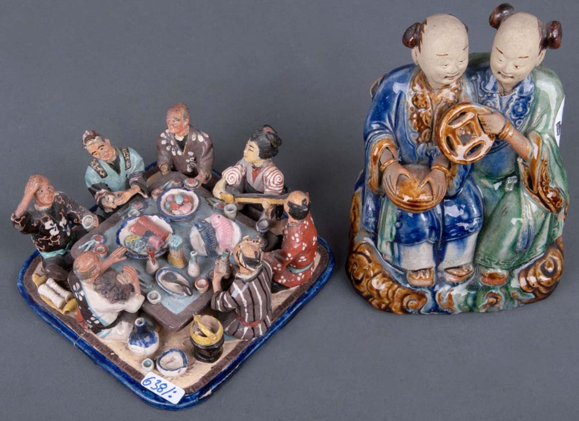 Tischgesellschaft und Figurenpaar. Asien. Keramik, bunt bemalt, H=8 / 18 cm. (besch.)