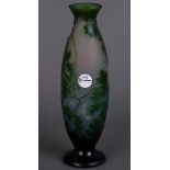 Jugendstil-Vase. Nancy, Émile Gallé um 1900. Farbloses Glas, farbig überfangen, mit Floraldekor