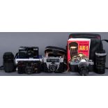 Vier Fotoapparate und zwei Objektive: „Canon AE 1“, „Regula Sprinty C300“, „Fuji TW 300“, „Macro