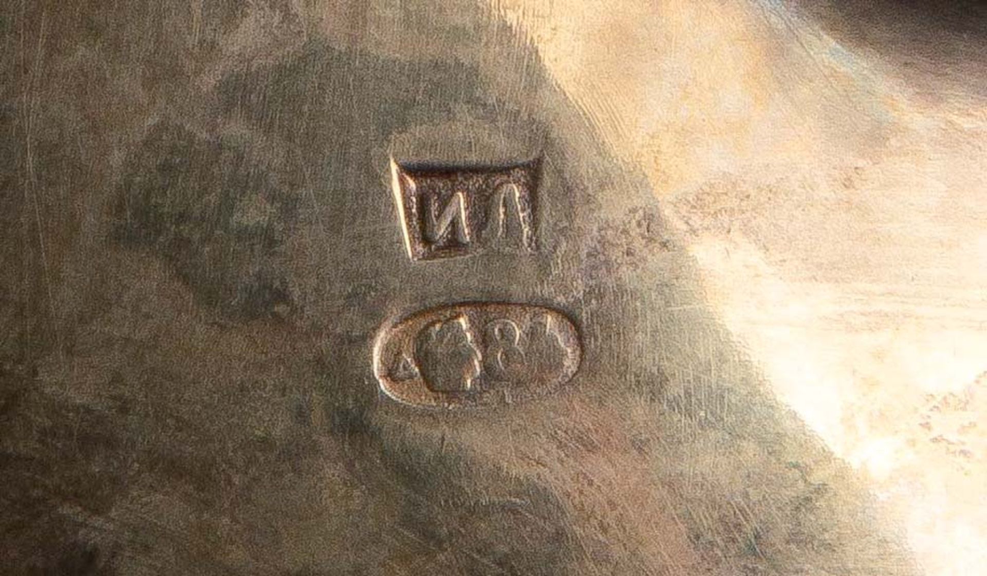 Kovsch. Russland. 84er Silber, ca. 157 g, vergoldet, reich farbig emailliert; am Boden mehrfach - Bild 2 aus 2