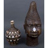 Zwei Afrikana: Vase mit Metall-Stein-Applikationen und Bronze-Kopf, H=24 / 43 cm.