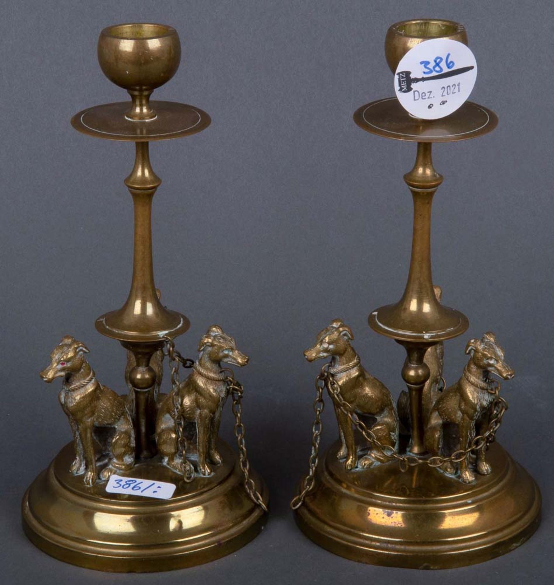 Paar Kerzenleuchter mit Jagdhunden. Frankreich 19. Jh. Vergoldete Bronze, H=19,5 cm.