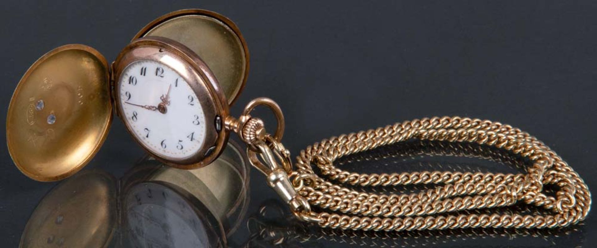 Damentaschenuhr mit Uhrenkette. 14 ct Gelbgold, ca. 37 g, D=3 cm. (Funktion ungeprüft)