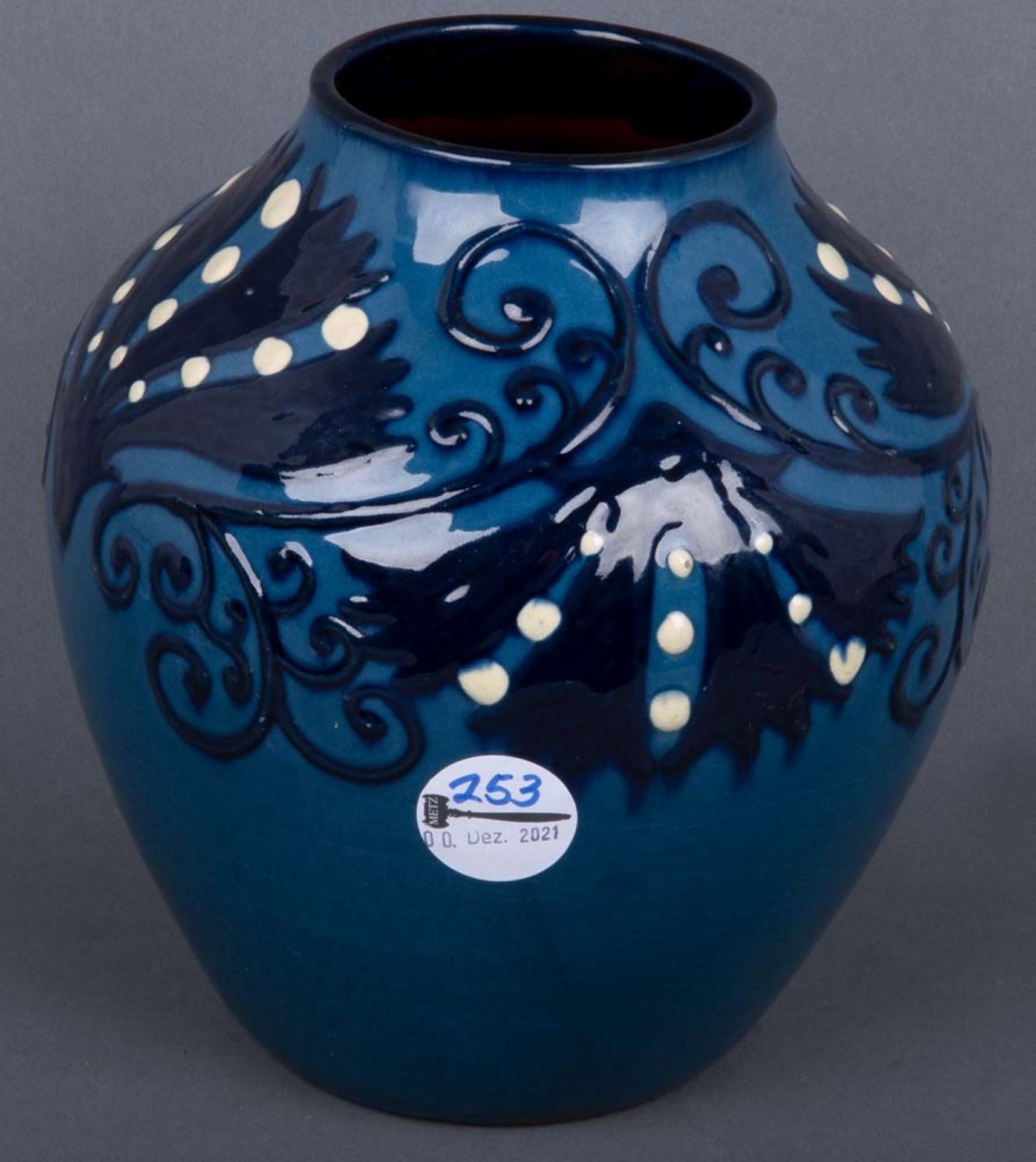 Jugendstil-Vase. Kandern, Alfred Kusche um 1900. Majolika, blau-weiß bemalt, am Boden Pressmarke,