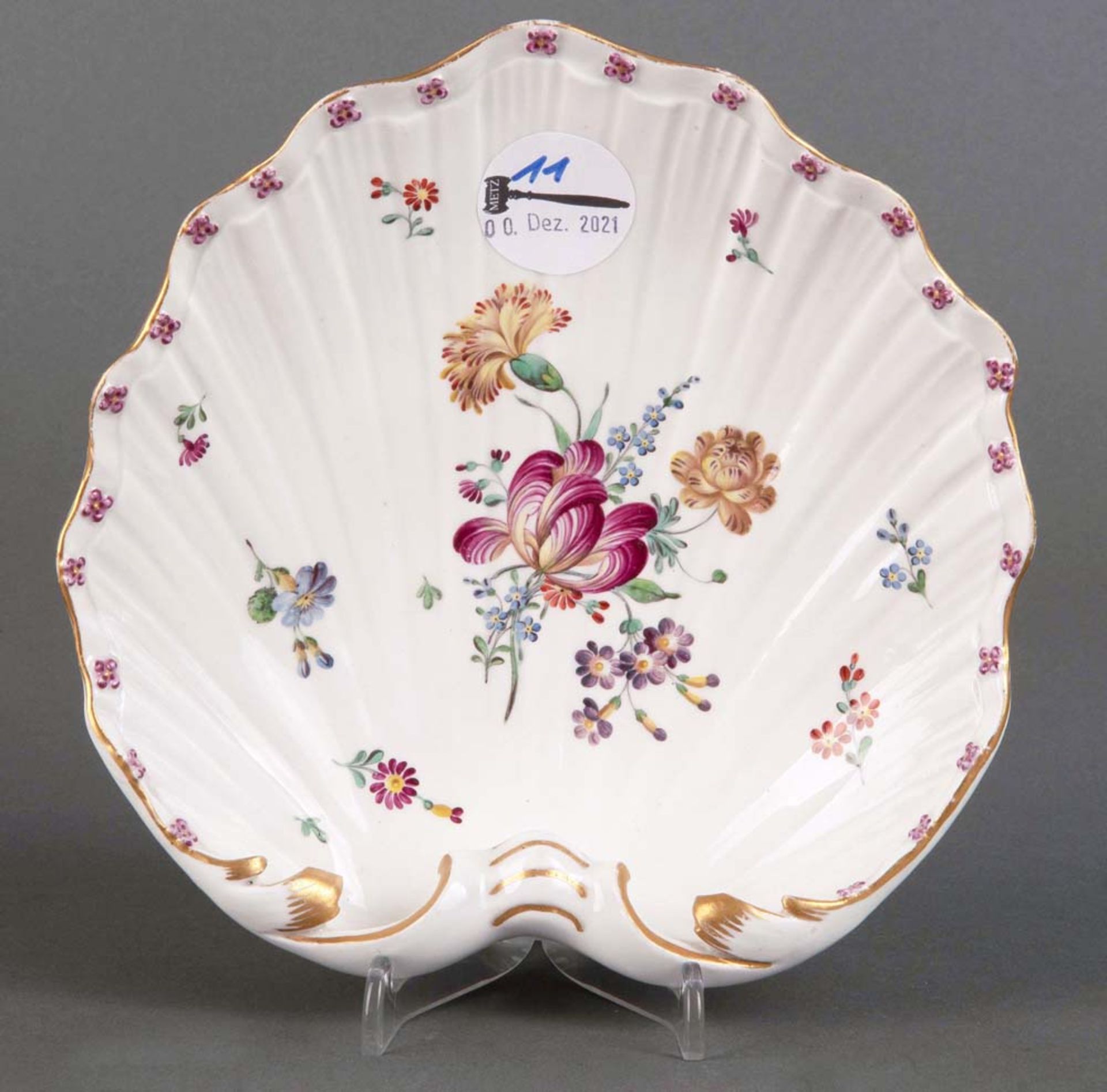 Muschelschale. Frankenthal 1772. Spiegel bunt bemalt mit Blumenbouquet, umgeben von Streublumen,