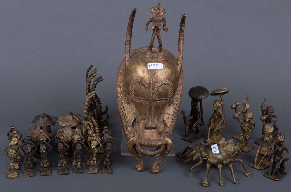 Konvolut wohl Afrikana: Kultmaske und Figuren. Bronze, reliefiert und ziseliert, H=5 bis 28 cm.