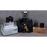 Digitalkamera „Nikon D100“ und „Nikon D1“ mit Blitz „Nikon SB-800“ sowie „SB-28 DX“, Nikon-