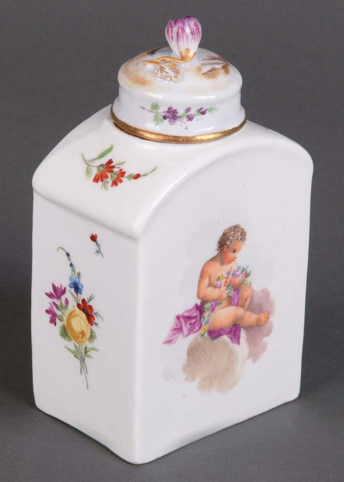 Teedose. Meissen um 1770. Schauseiten bunt bemalt mit schwebenden Putten und Floraldekor. Porzellan, - Image 2 of 3