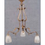 Dreiflammige Deckenlampe. Frankreich 20. Jh. Messinggestell, mit Glasschirmen, H=78 cm, D=64 cm. (