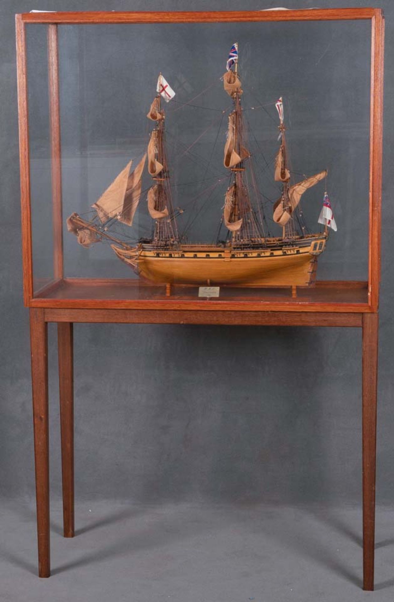 „H.M.S. Unicorn“-Modellschiff. Massivholz, mit Tuchsegel, in massiv Mahagonivitrine, H=75 cm, B=75