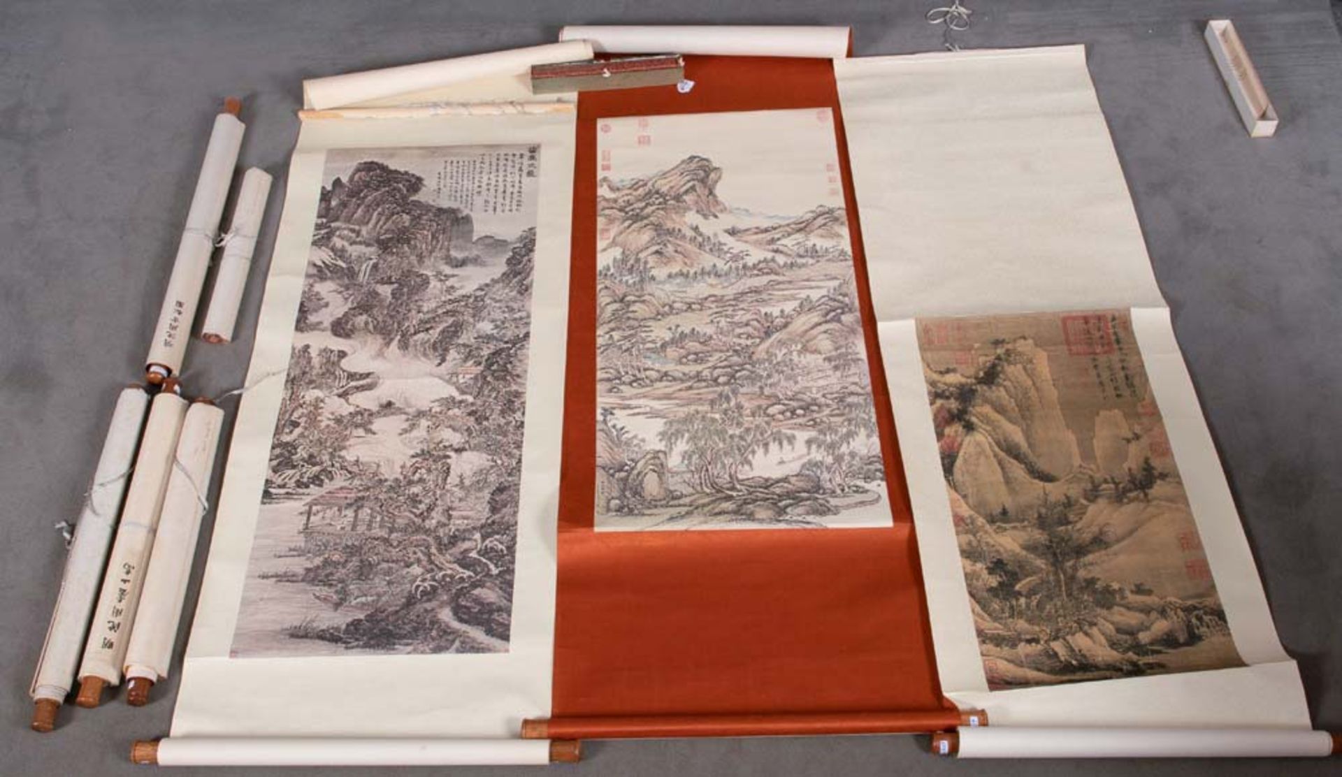 Neun asiatische Rollbilder, bemalt mit Landschaften, teilw. beschriftet und sign., 29 x 41,5 bis