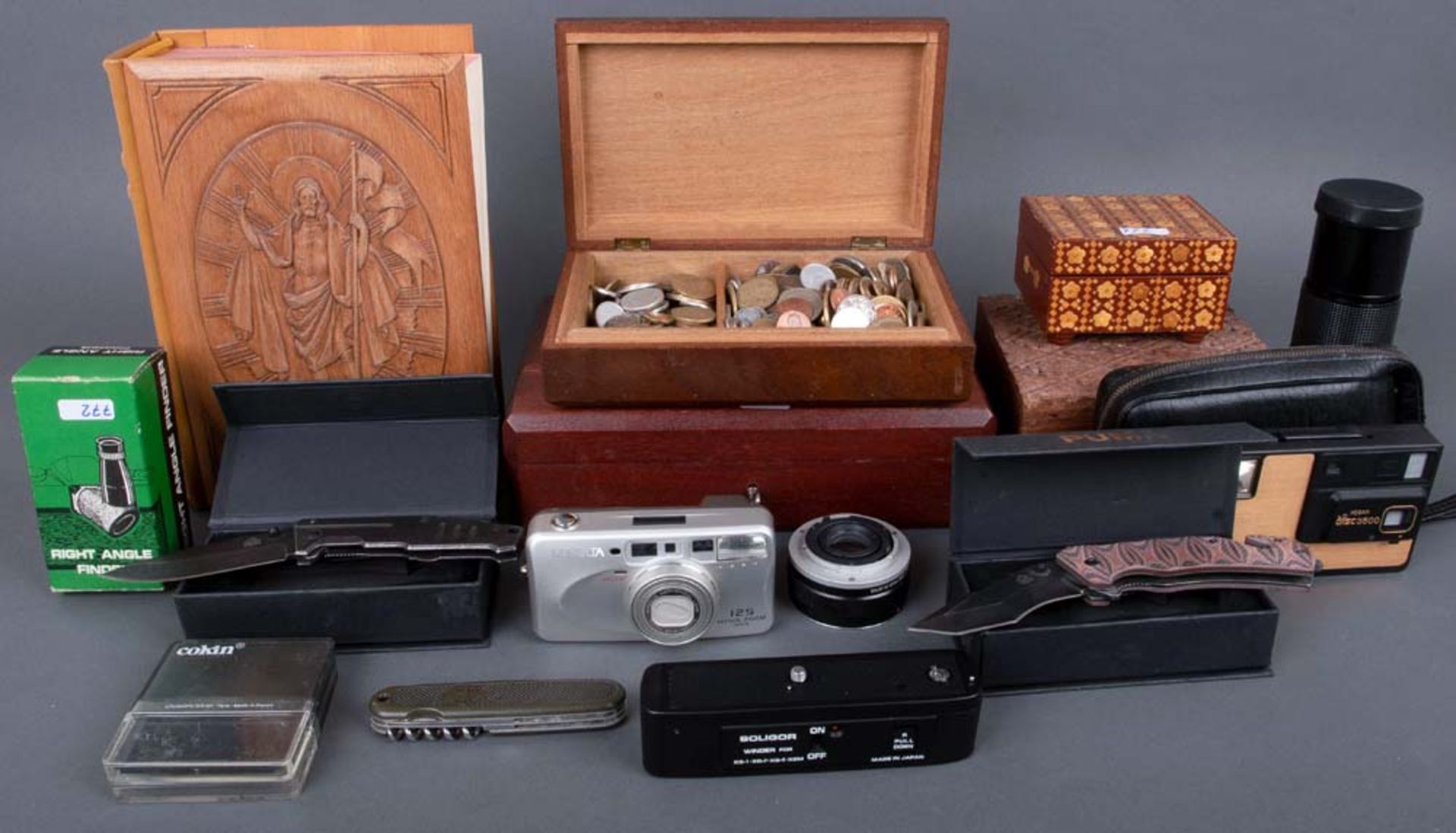 Konvolut Diverses, u.a.: eine Bibel, zwei Fotoapparate - „Minolta 125 Riva Zoom“ und „Kodak Disc