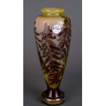 Jugendstil-Vase. Nancy, Émile Gallé um 1900. Farbloses Glas, farbig überfangen, mit Farnblättern