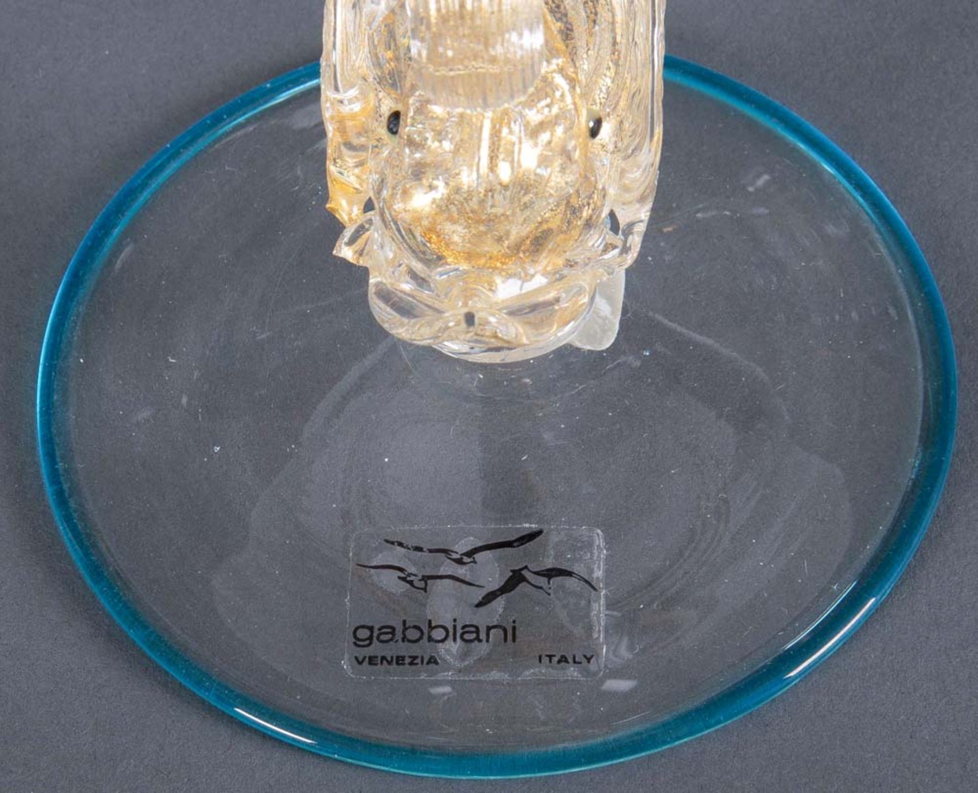 Siebentlgs. Konvolut Murano-Glas: Ein Becher, eine Fußschale, zwei Kerzenleuchter und drei Vasen. - Bild 2 aus 2