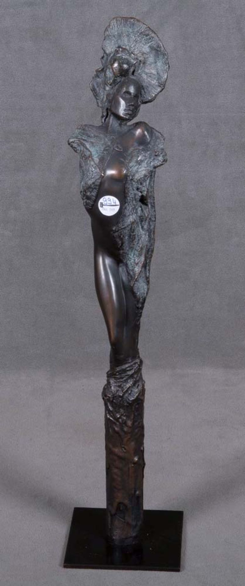 Bildhauer des 20. Jhs. Frauenakt, auf Sockel. Bronze, auf der Plinthe num. 74/150, sign./dat. (19)