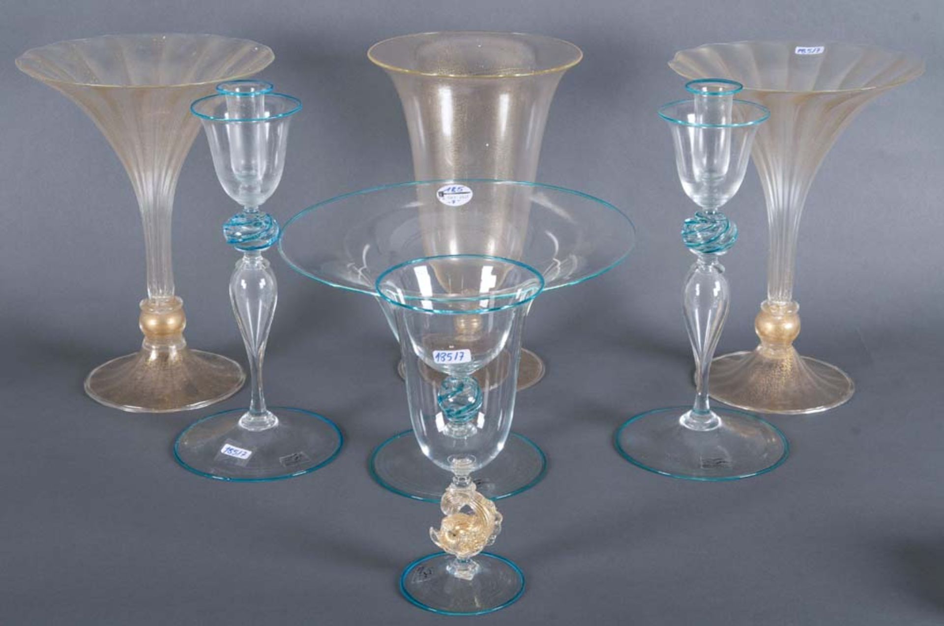 Siebentlgs. Konvolut Murano-Glas: Ein Becher, eine Fußschale, zwei Kerzenleuchter und drei Vasen.