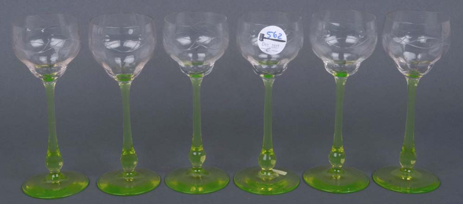 Sechs Weingläser. Deutsch 20. Jh. Farbloses bzw. hellgrünes Glas, geschliffen, H=19,5 cm.