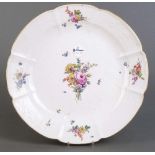 Große Platte „Neu-Marseillerelief“. Meissen um 1750. Umlaufend mit Floralrelief und wulstigem,