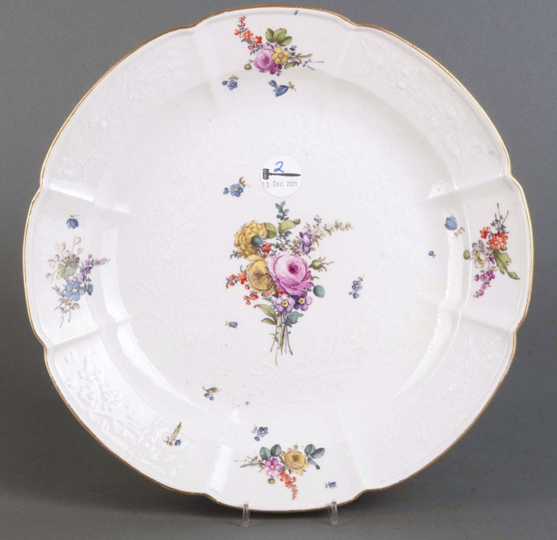 Große Platte „Neu-Marseillerelief“. Meissen um 1750. Umlaufend mit Floralrelief und wulstigem,