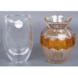 Zwei Vasen. Orrefors bzw. wohl deutsch 20. Jh. Farbloses Glas, geschliffen mit Fasanenpaar, am Boden