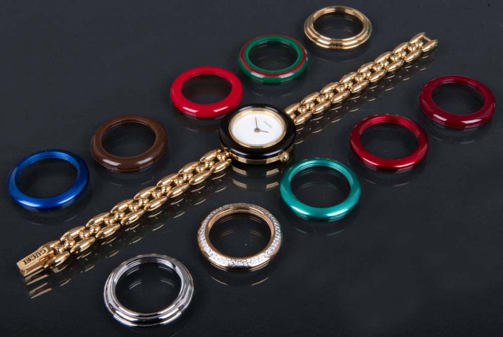 Damenarmbanduhr, Marke „Gucci“ mit zehn unterschiedlich farbigen Lünetten. (Funktion ungeprüft)
