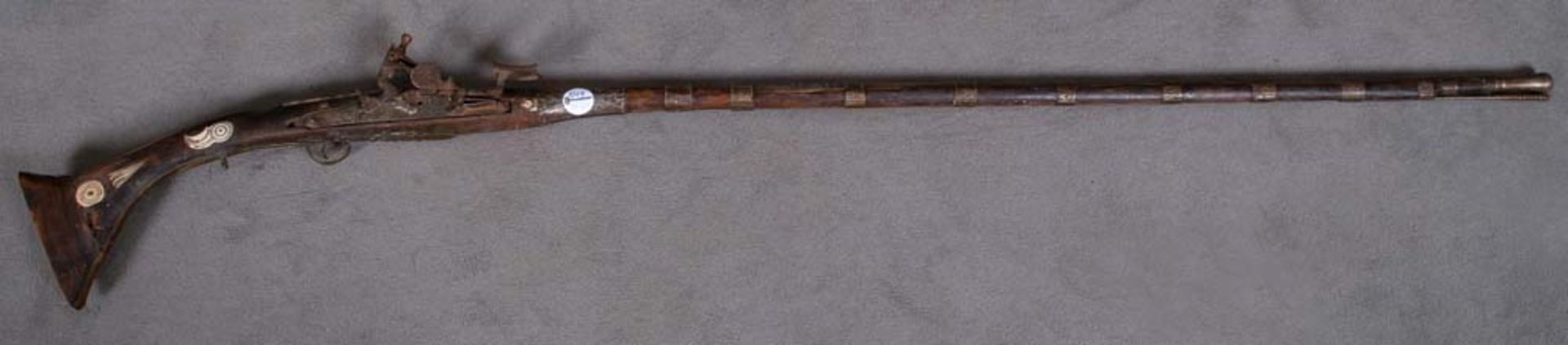 Nordafrikanische Schnappschlossflinte mit Beineinlagen, gefertigt wohl um 1800, L=159 cm.