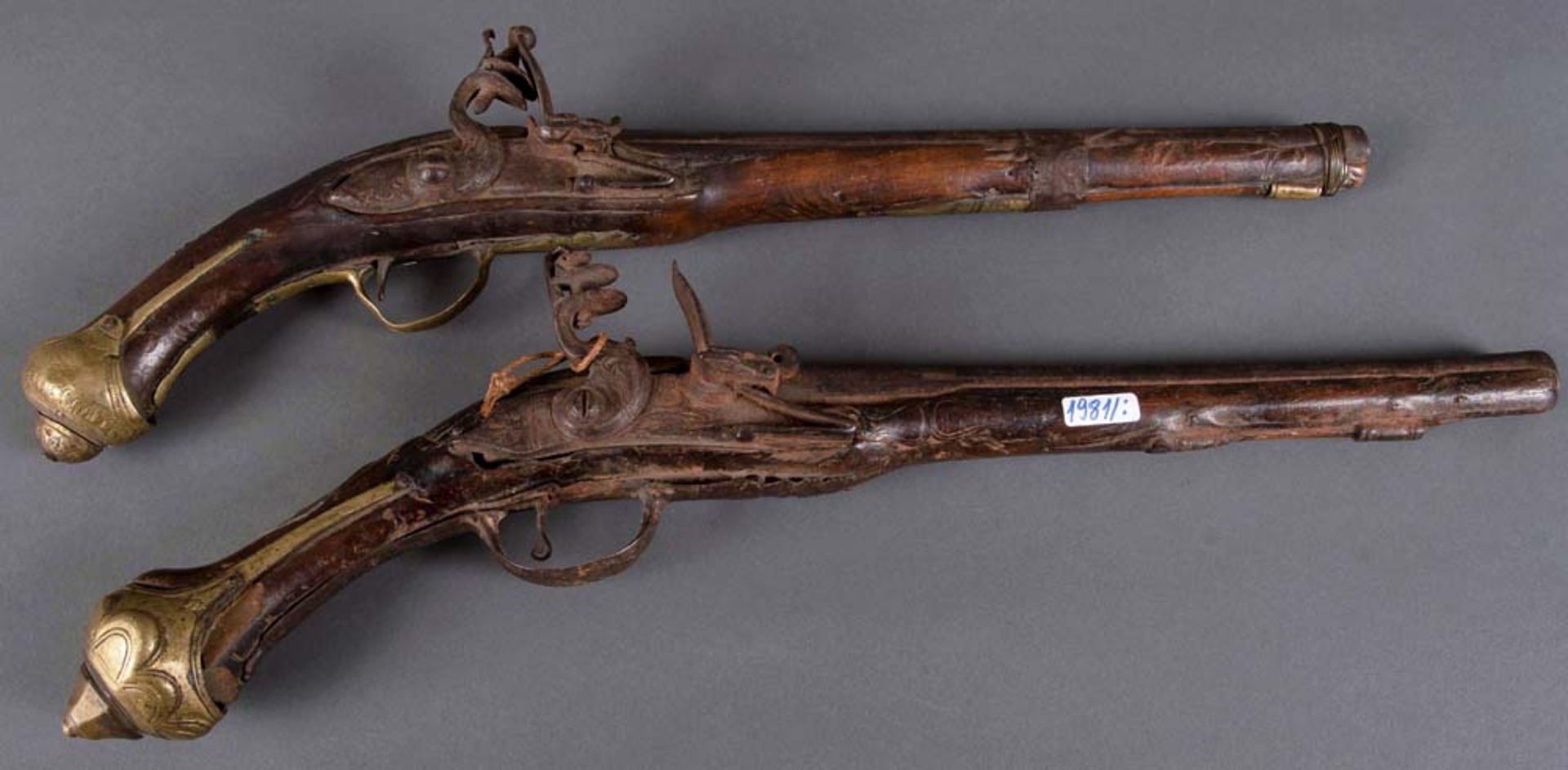 Zwei balkantürkische Steinschlosspistolen, wohl um 1820. Je mit Nussbaumschaft, Messingbeschlägen