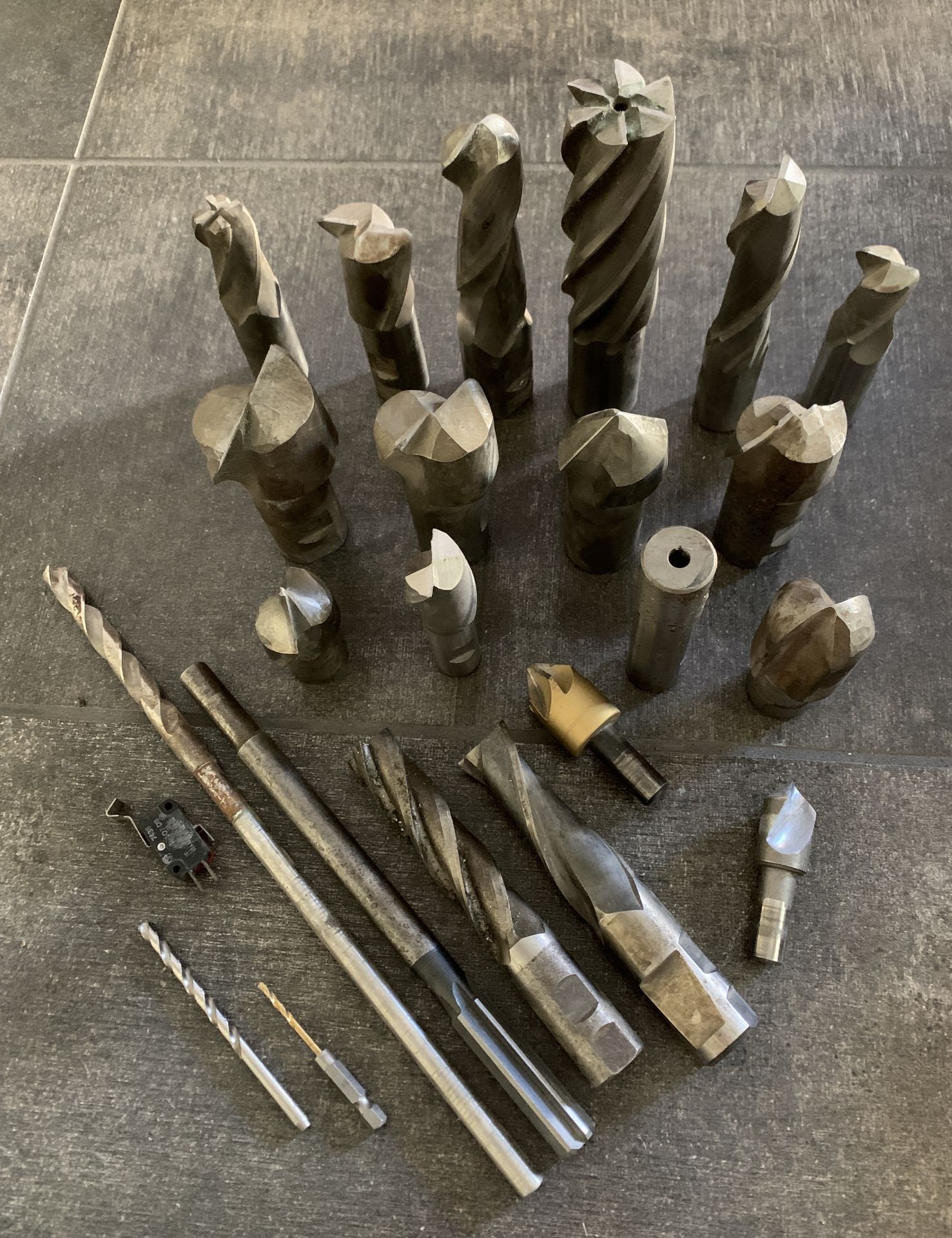 MIXED LOT OF END MILLS, DRILLING BITS