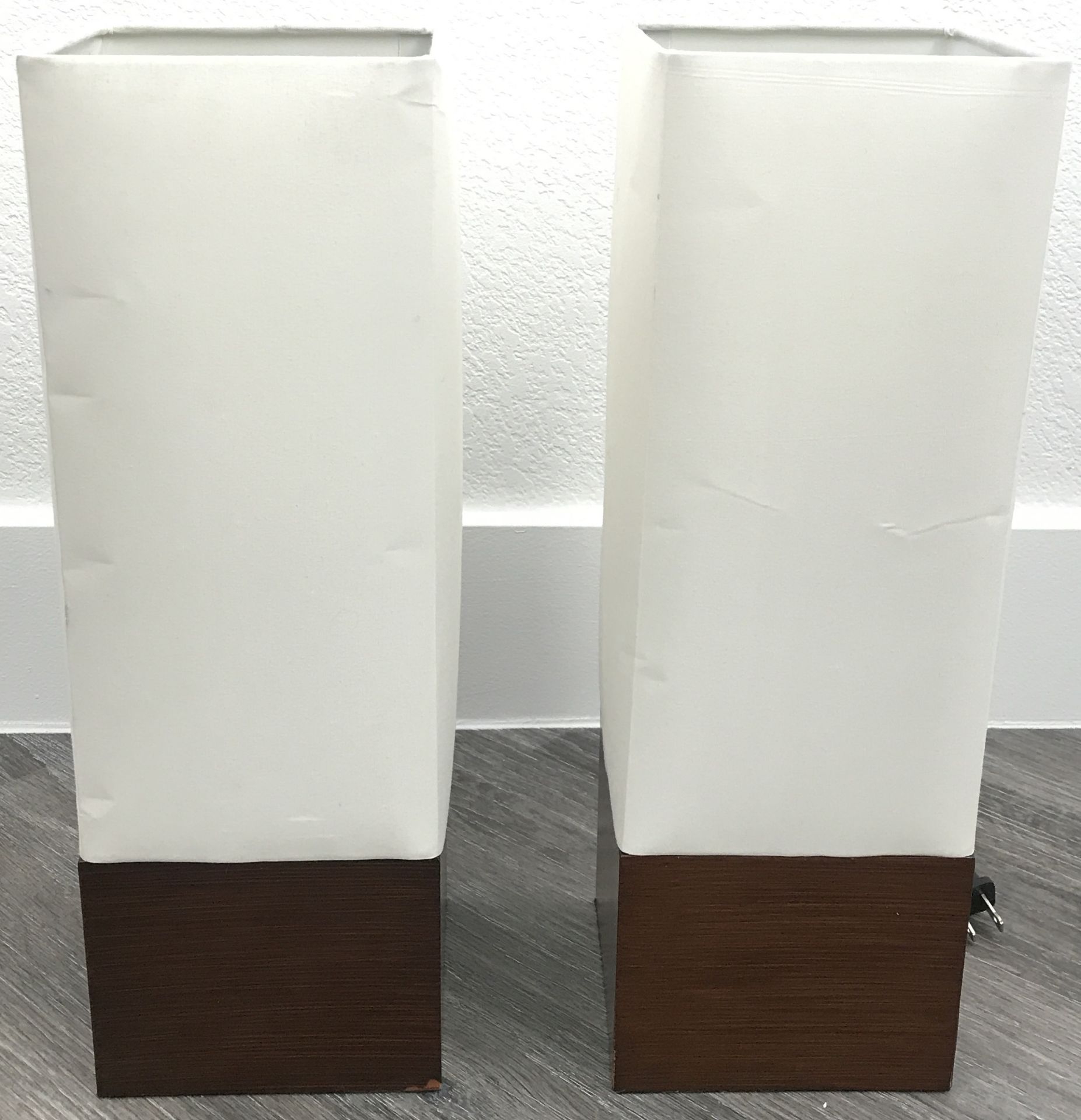 LOT OF 2 MODERN WOOD BASE LIGHT LAMPS MEASURE 15X5X5 INCHES (PLUG IN)