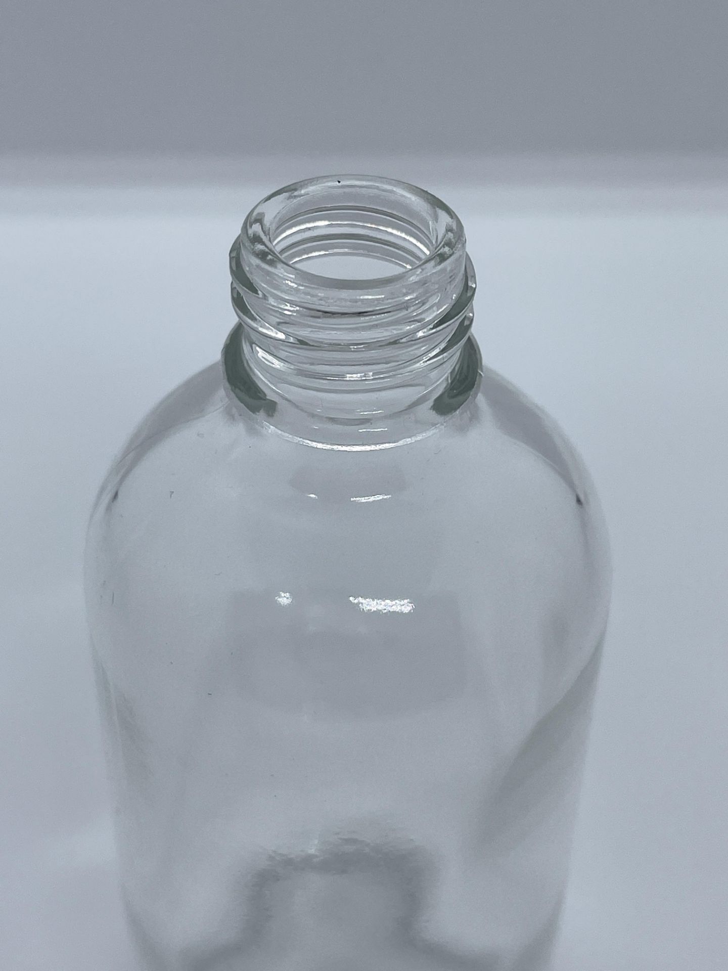 20,000 - Clear Glass 4 oz Empty Bottles, 20-410 Threading Neck, 4.5" Tall, 1 7/8" Diameter - Image 2 of 4