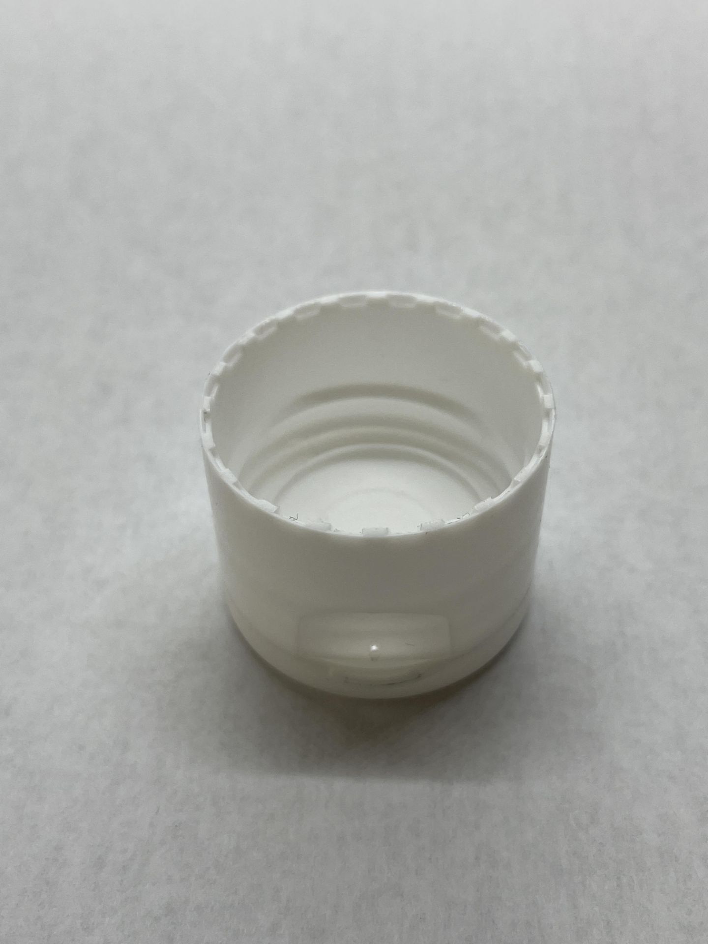 74,000 - White Clip Bottle Cap that fits 16oz bottle, 28-410 Threading - Image 3 of 3