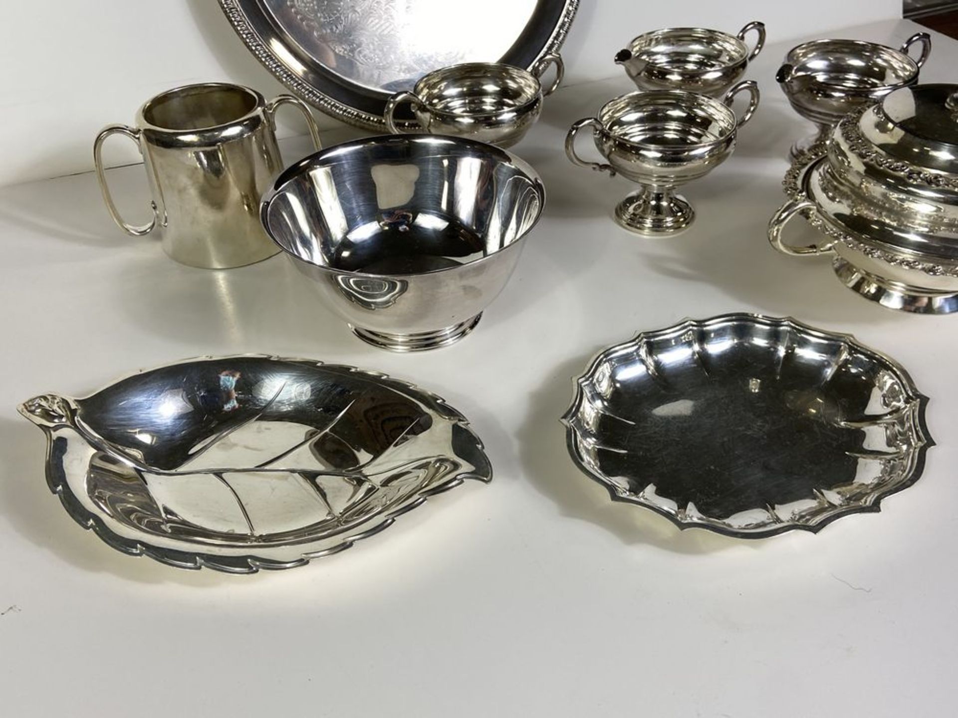 10 Silver Trays and Serveware, Chippendale Silver Company, Meriden Company, Crown Sterling Weighted, - Image 4 of 10