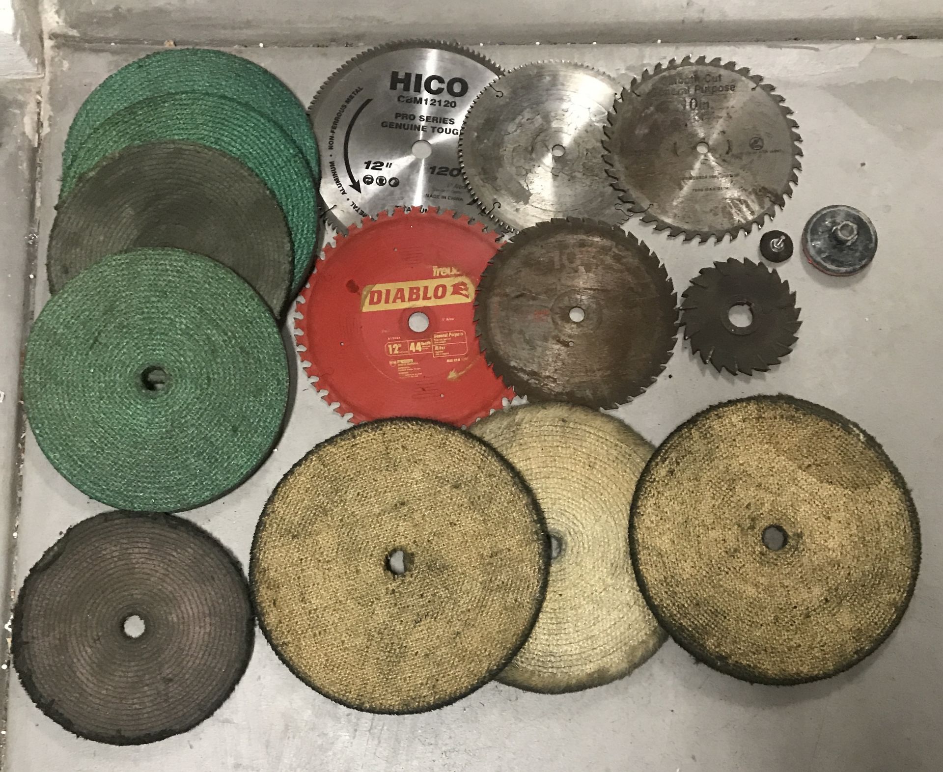 ASSORTED LOT OF LARGE ABRASIVE INDUSTRIAL METAL CUTTING BLADES + BUFFING PADS - Image 4 of 4
