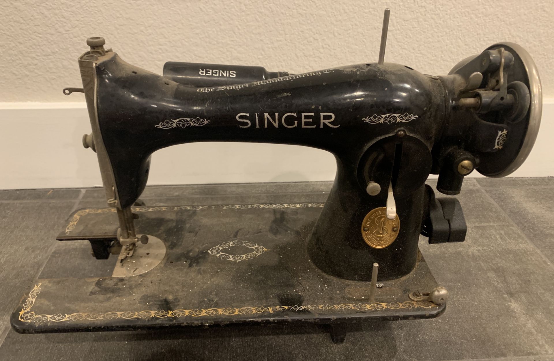 ANTIQUE SINGER SEWING MACHINE BLACK AND GOLD, VERY RARE