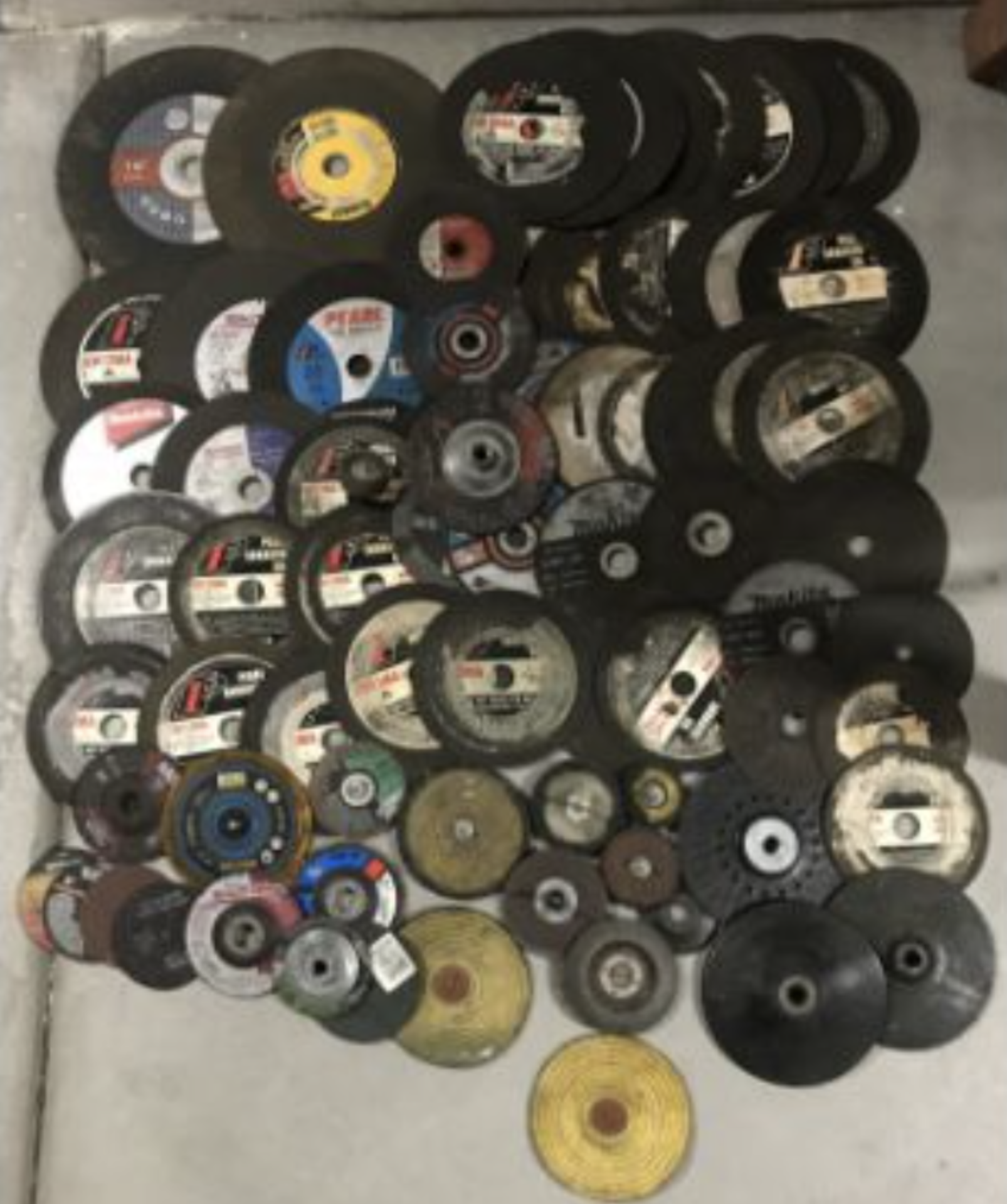 ASSORTED LOT OF LARGE ABRASIVE INDUSTRIAL METAL CUTTING BLADES + BUFFING PADS - Image 2 of 4