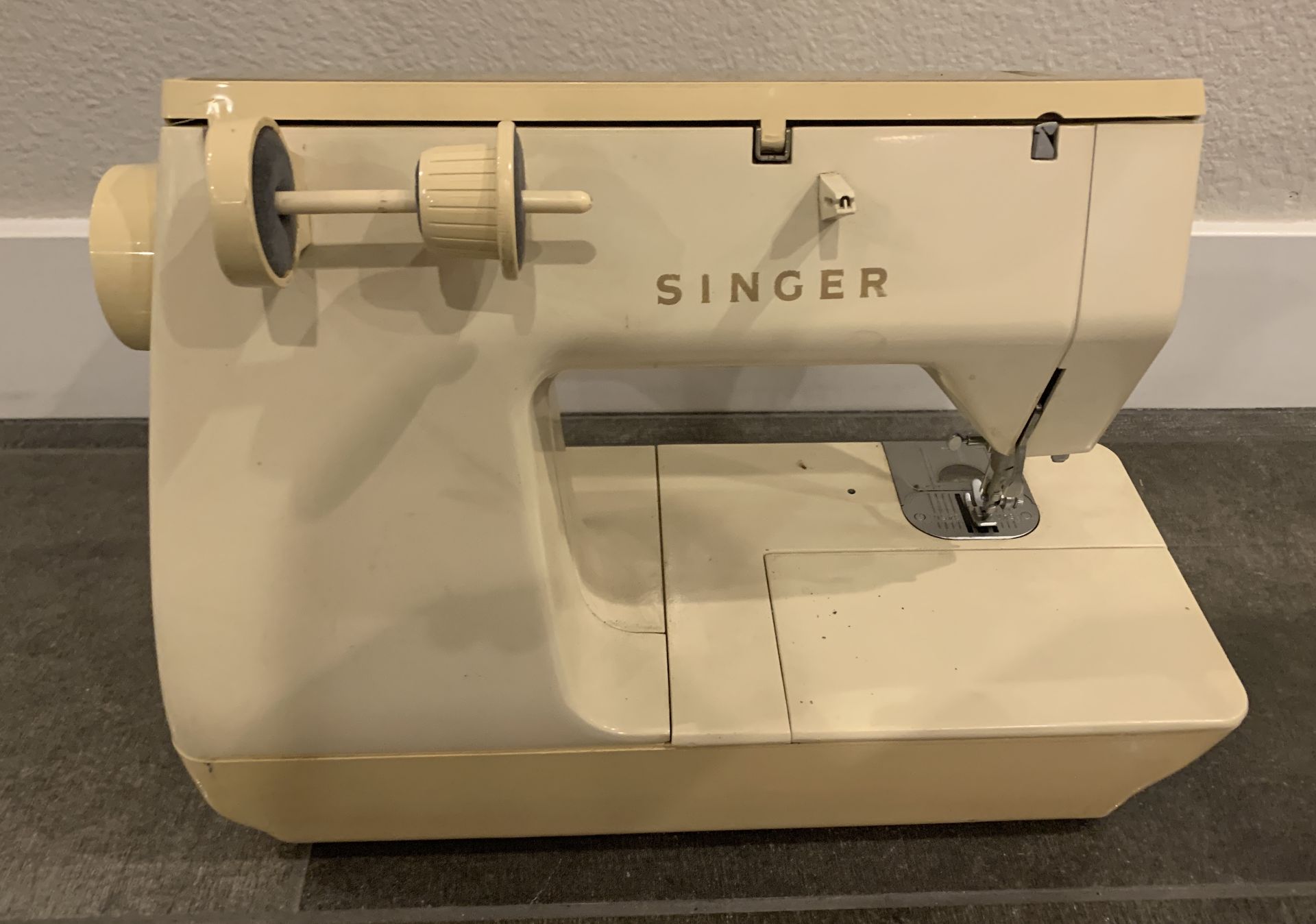 VINTAGE SINGER SEWING MACHINE - Image 2 of 2