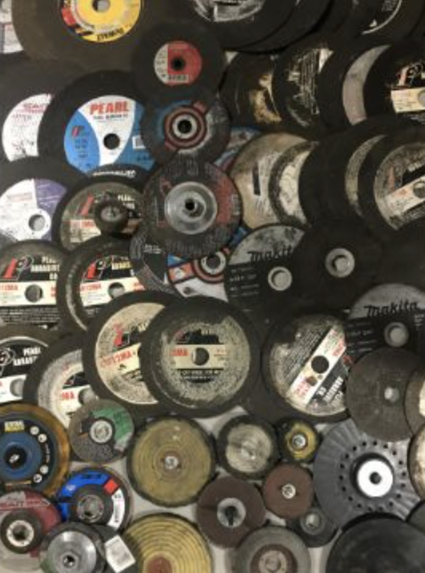 ASSORTED LOT OF LARGE ABRASIVE INDUSTRIAL METAL CUTTING BLADES + BUFFING PADS - Image 3 of 4