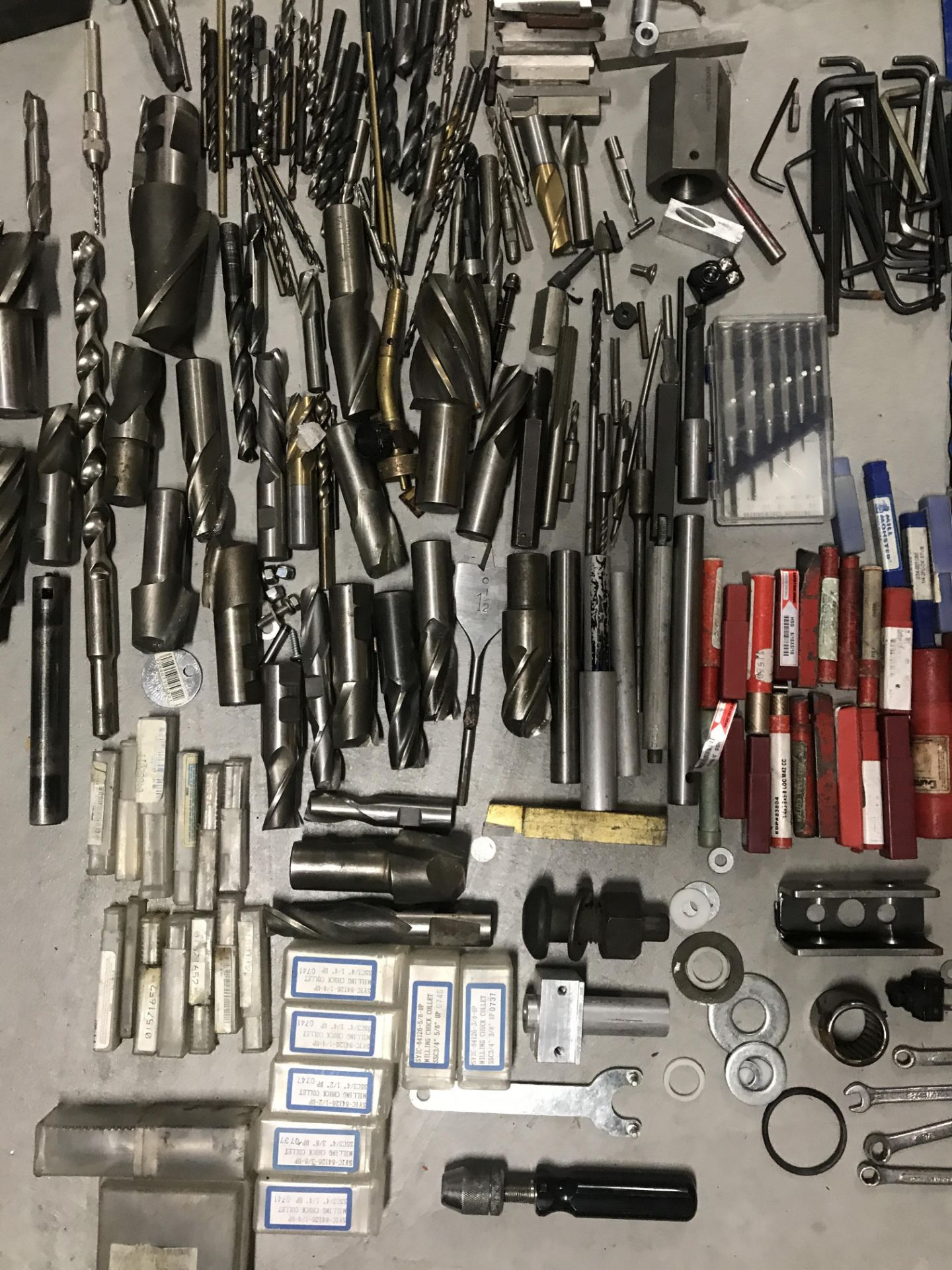 LOT OF ASSORTED TOOLING, DRILL HEADS, MISC DRILLING BORING TOOLS - Bild 2 aus 3
